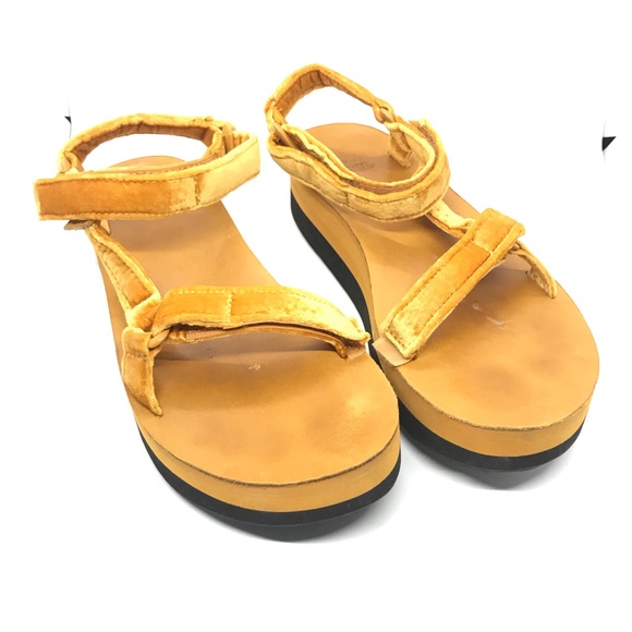 teva velvet flatform